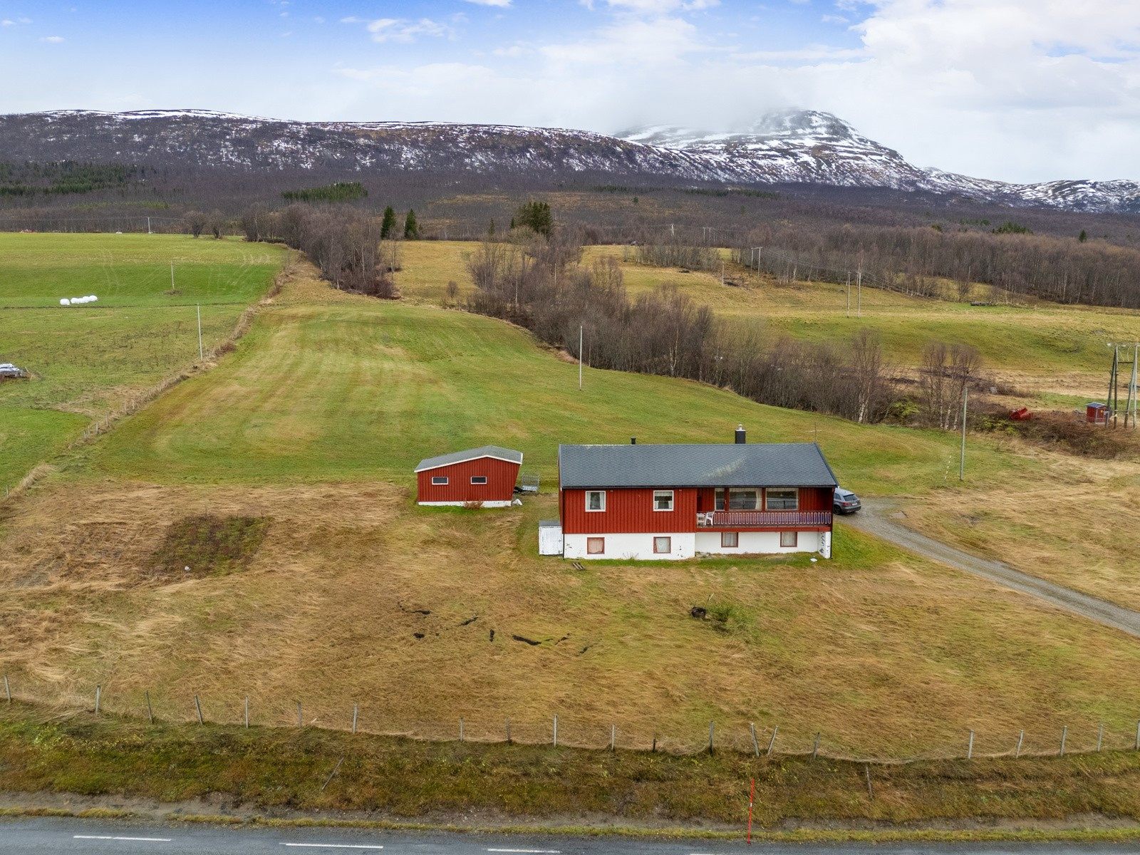 Eiendommen ligger på Laksvatn, ca. 50 km fra Tromsø og 29 km fra Nordkjosbotn.