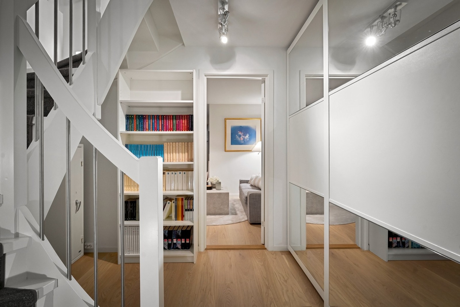 Stor skyvedørsgarderobe i hoveddelens underetasje. Galleribilde