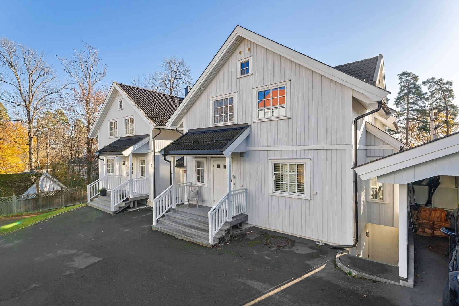 Hyggelig inngangsparti. Man er en del av et sameie bestående av 6 seksjoner. Galleribilde