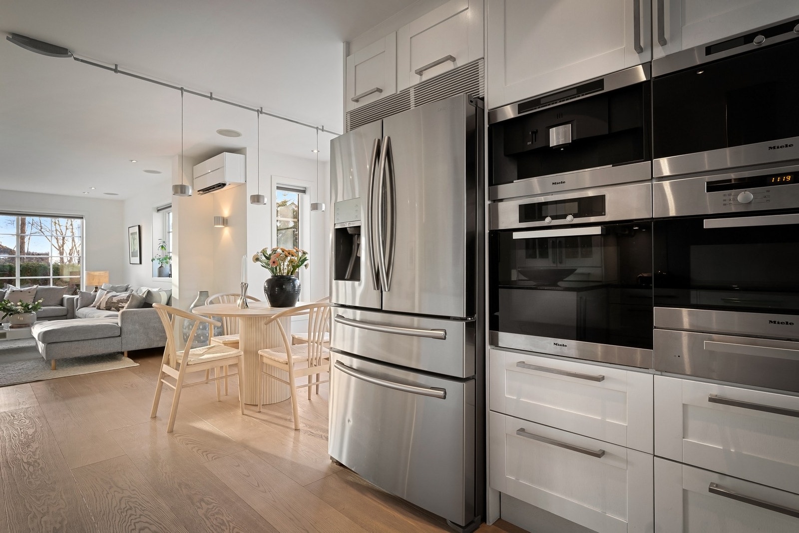 Det er integrerte hvitevarer som stekeovn, microovn, dampovn, kaffemaskin og oppvaskmaskin - alt fra kvalitetsleverandøren Miele. Galleribilde