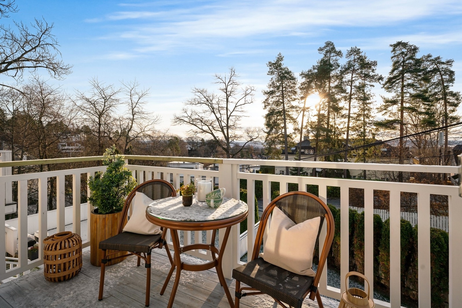 Solrik balkong med fine siktlinjer og sjøgløtt. Galleribilde