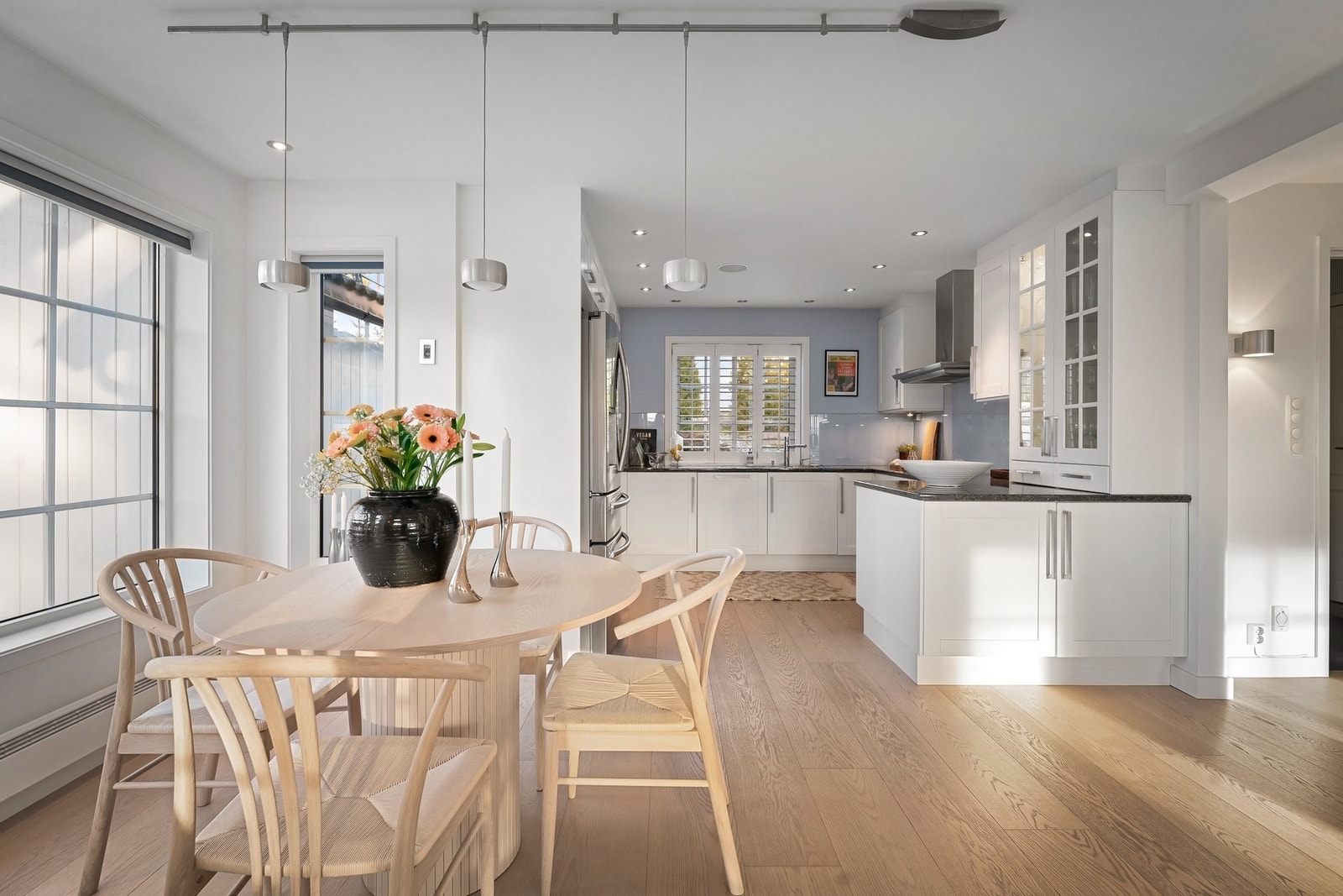 Rikelig med skap- og benkeplass på kjøkkenet. Galleribilde