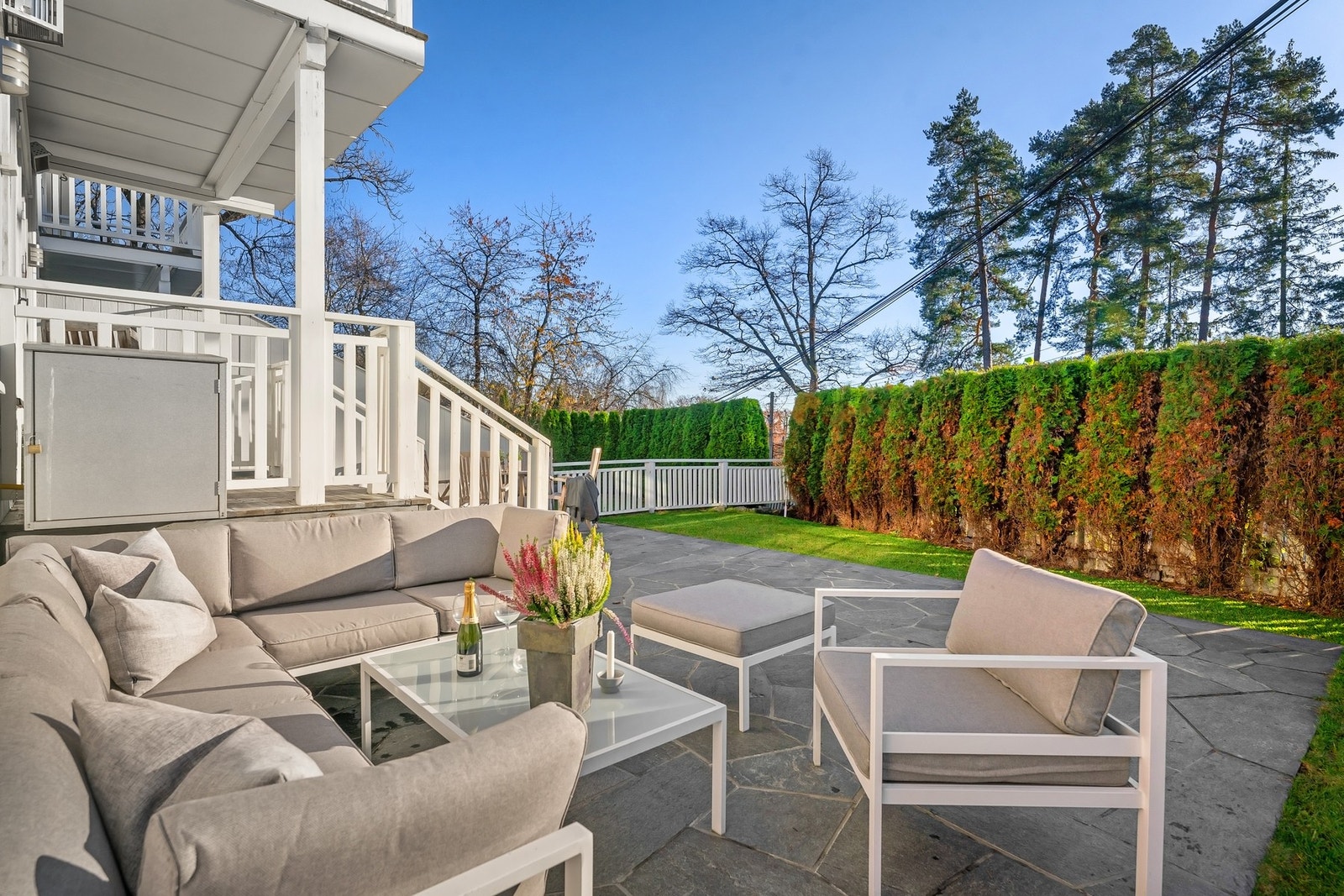 Eiendommen ligger meget solrikt til med sol fra morgen til kveld. Galleribilde