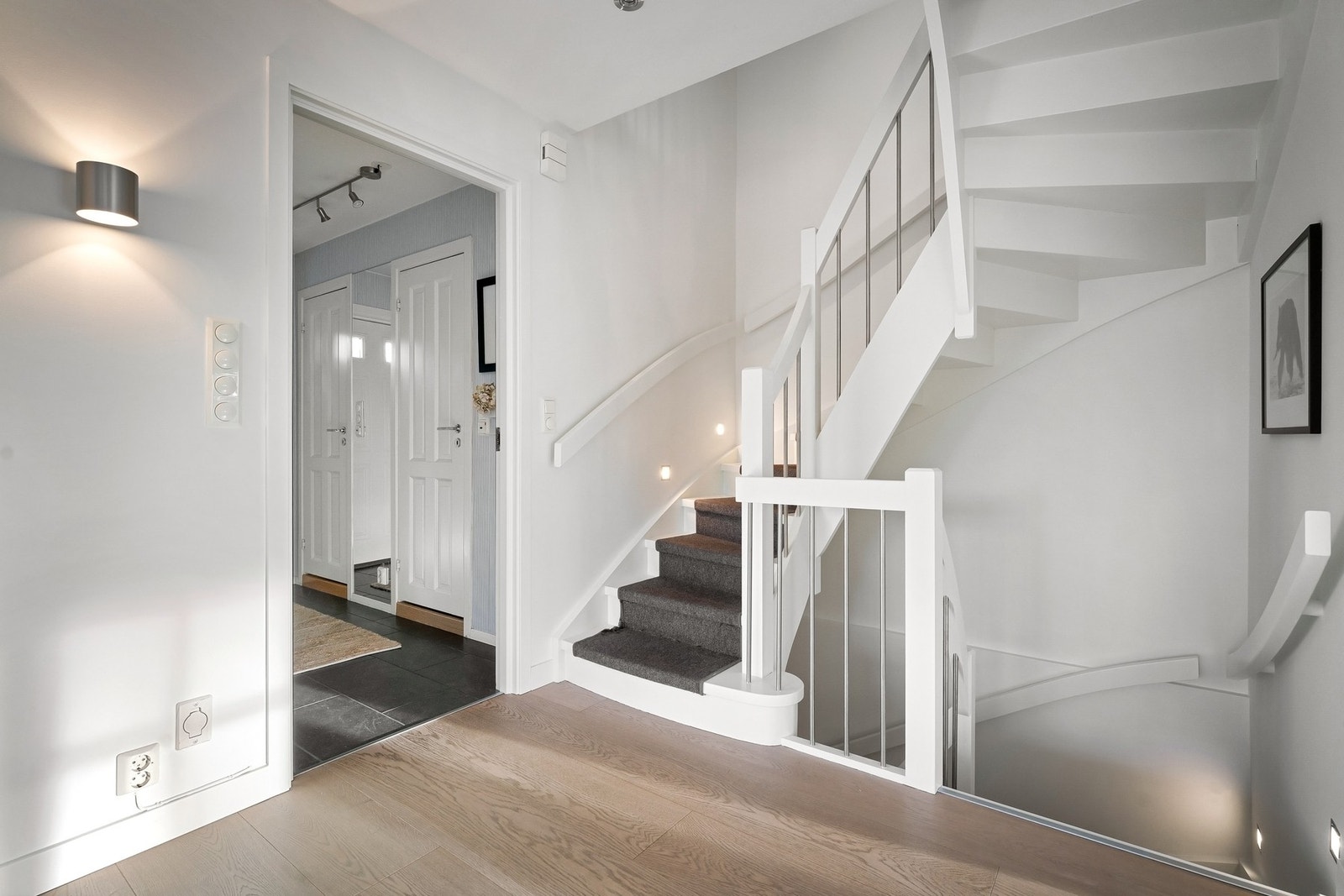 Boligen har en god planløsning med sine naturlige soner. Galleribilde