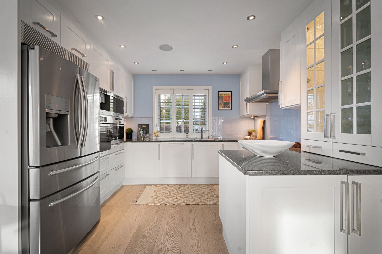 Kjøkkeninnredningen er fra Sigdal og består av profilerte fronter, benkeplate av stein med nedfelt vaskekum og stor induksjonstopp. Galleribilde