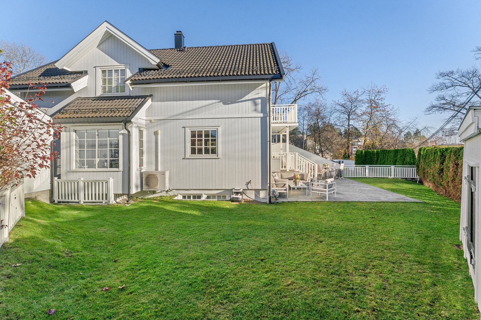 Stor og solrik hage med flere bruksmuligheter. Galleribilde