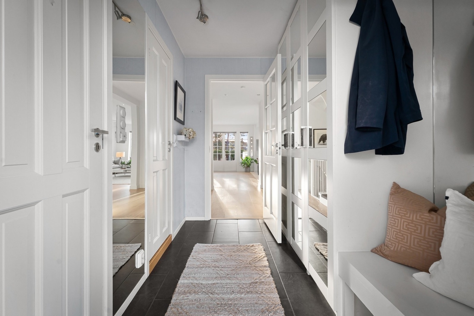 Inngangsparti. Galleribilde