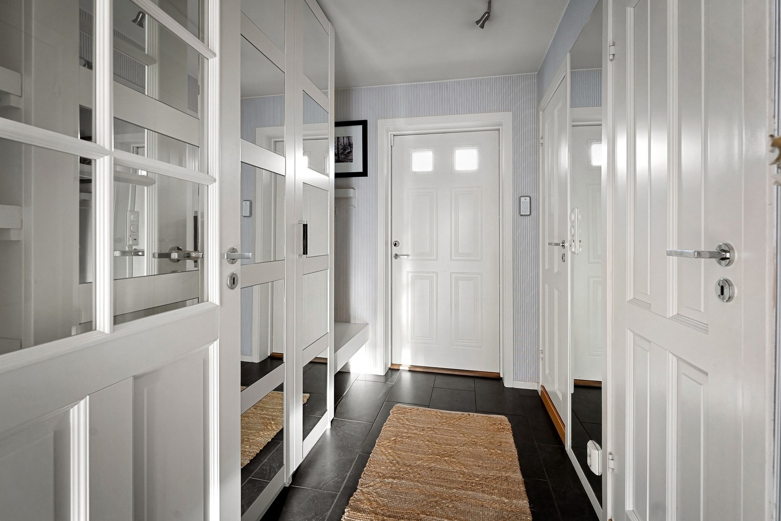 Hyggelig inngangsparti med garderobeplass. Galleribilde