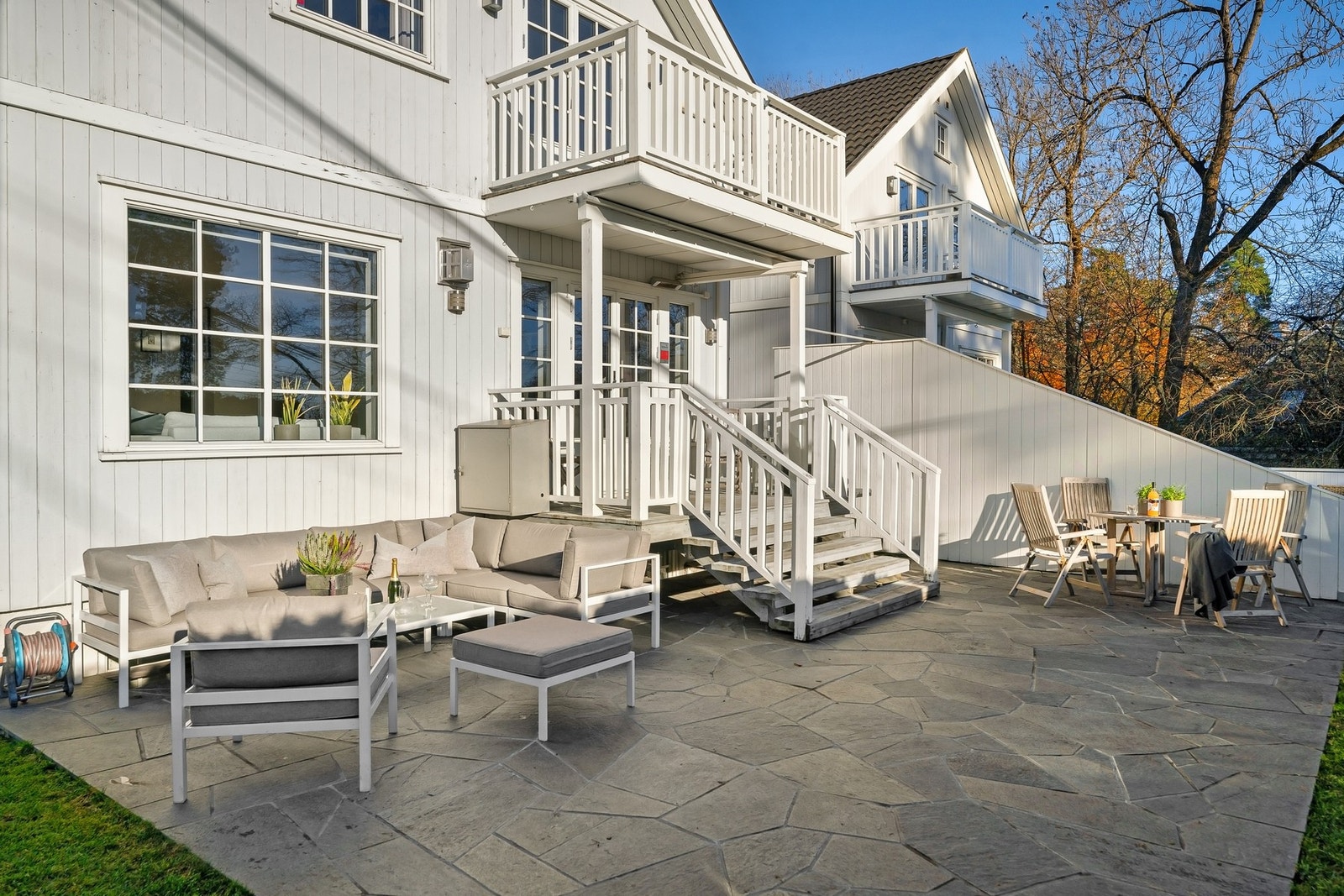 Innholdsrik enebolig med solrike uteplasser Galleribilde