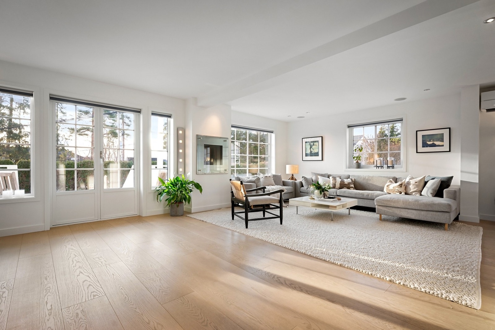 Store vindusflater gir rikelig med naturlig lys inn i boligen. Galleribilde