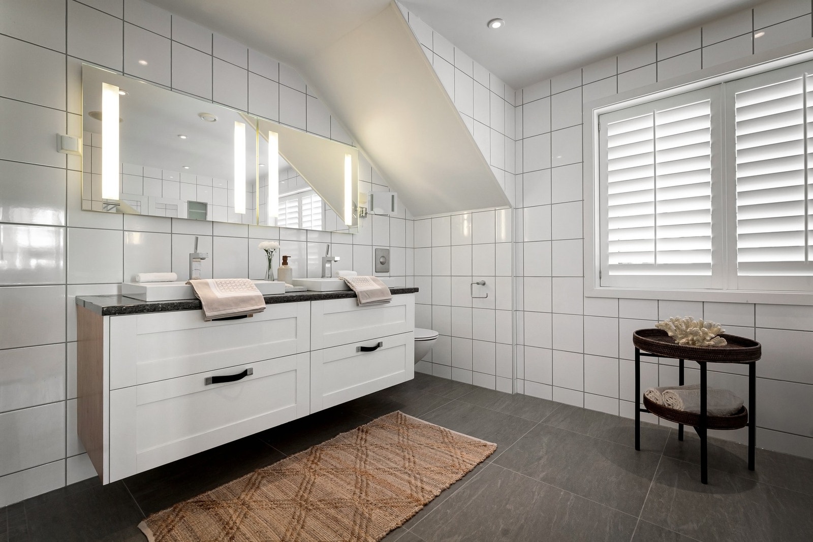 Delikat, flislagt bad som ble oppgradert i 2024. Galleribilde