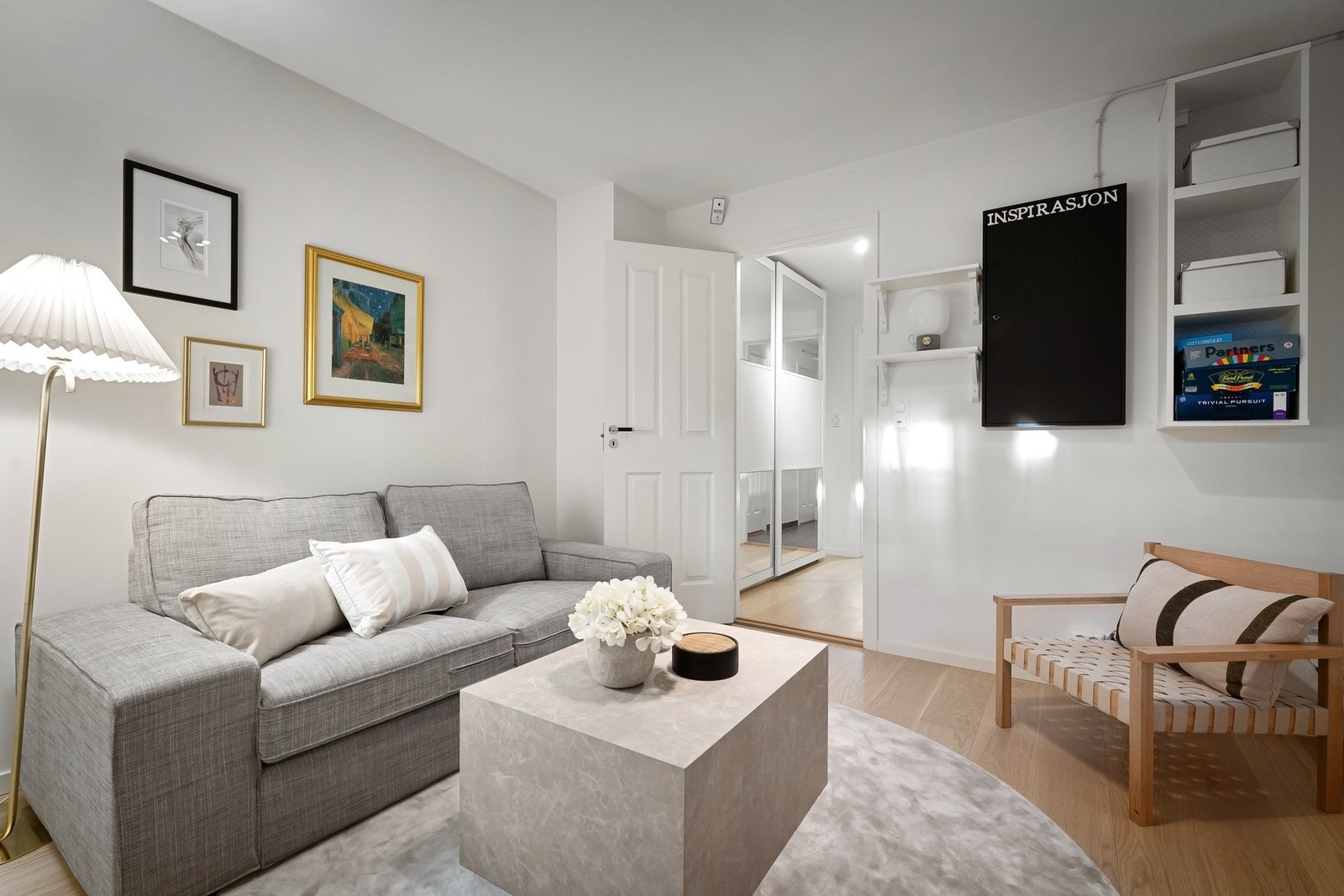 Rom i underetasjen som er innredet som stue. Det gjøres oppmerksom på at dette rommet ikke er byggemeldt for varig opphold. Galleribilde