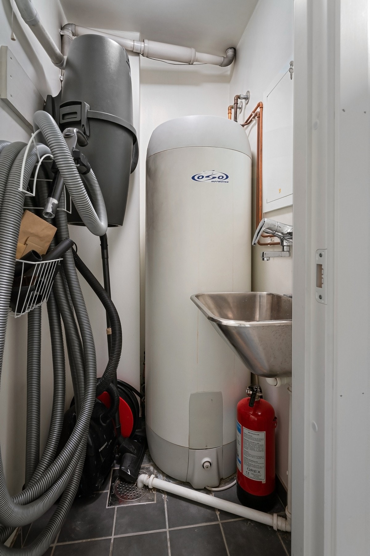 Teknisk rom i kjeller. Galleribilde