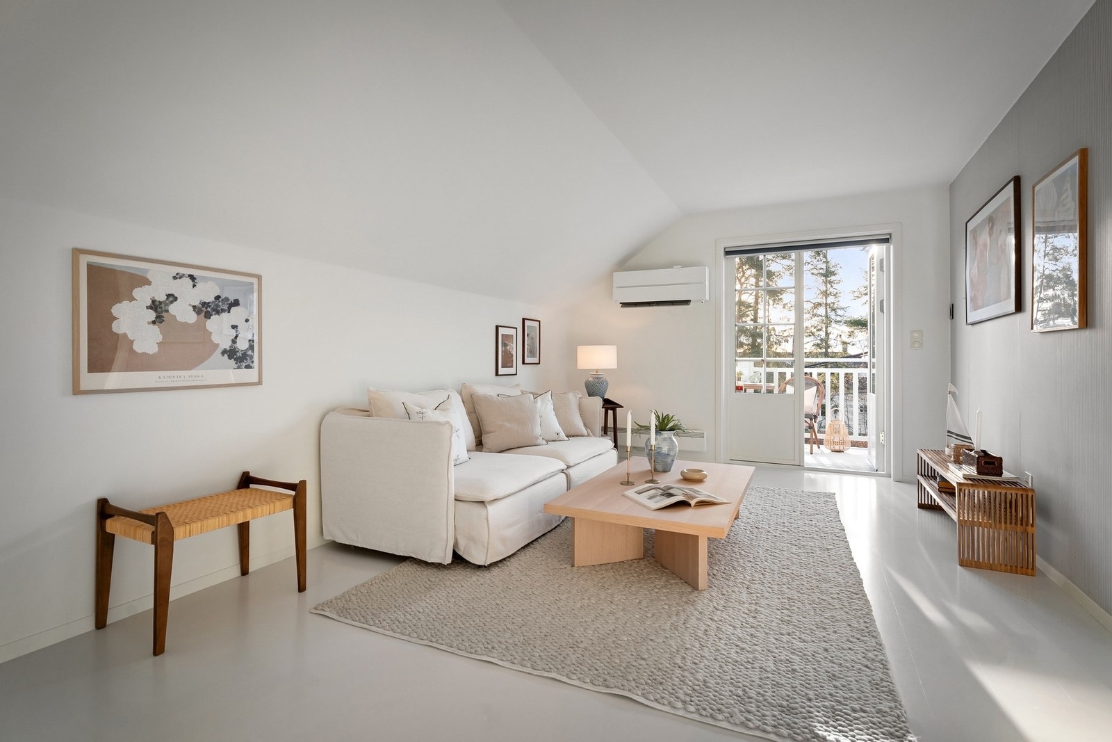 Loftstue med utgang til balkong. Galleribilde