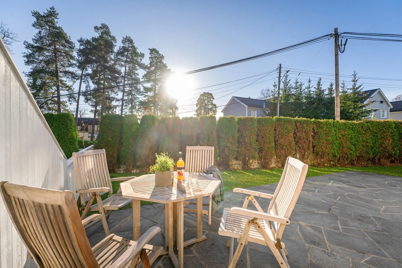 Sydvestvendt markterrasse på 55 kvm med utgang fra stuen Galleribilde