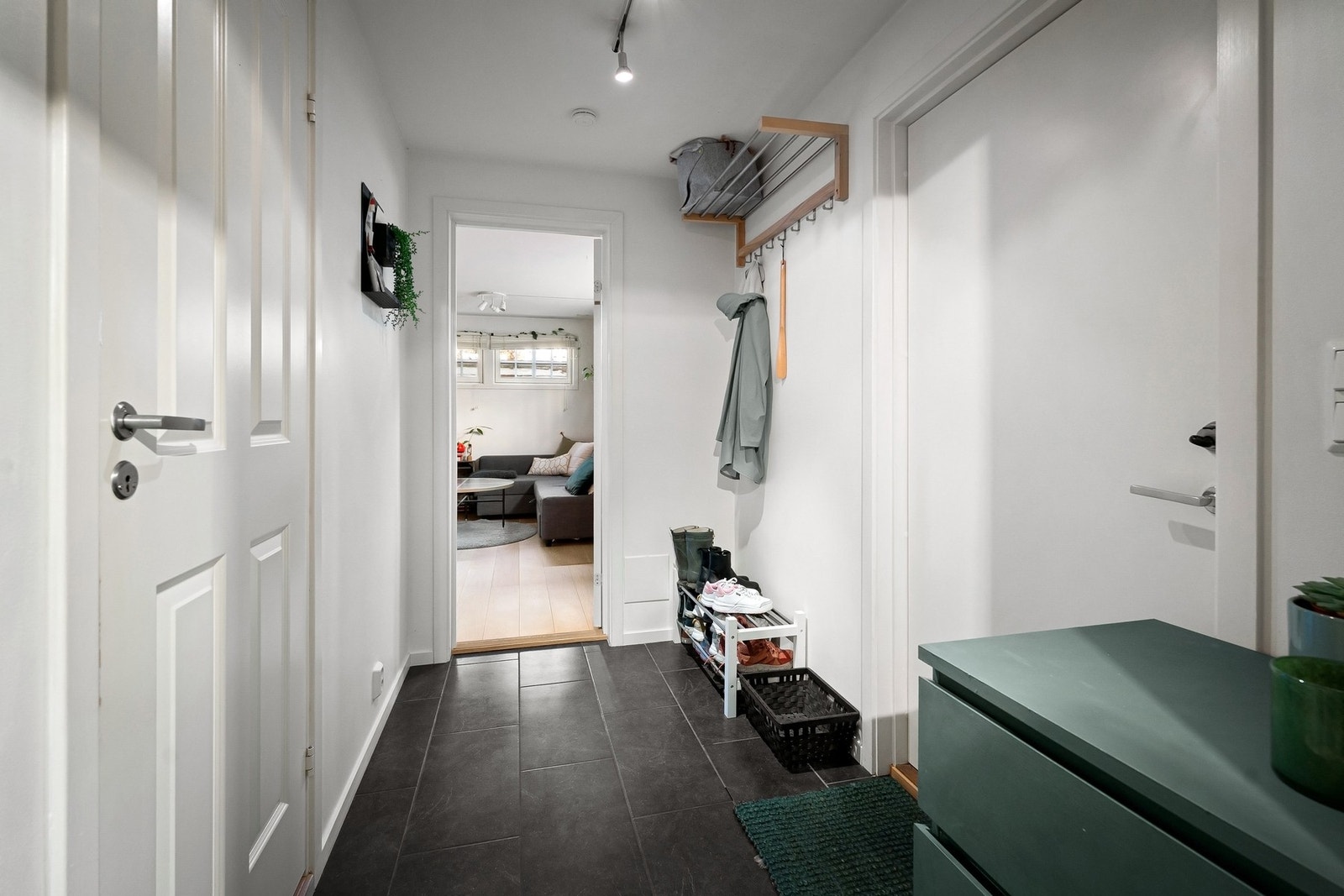 Innholdsrik separat del i underetasjen. Galleribilde