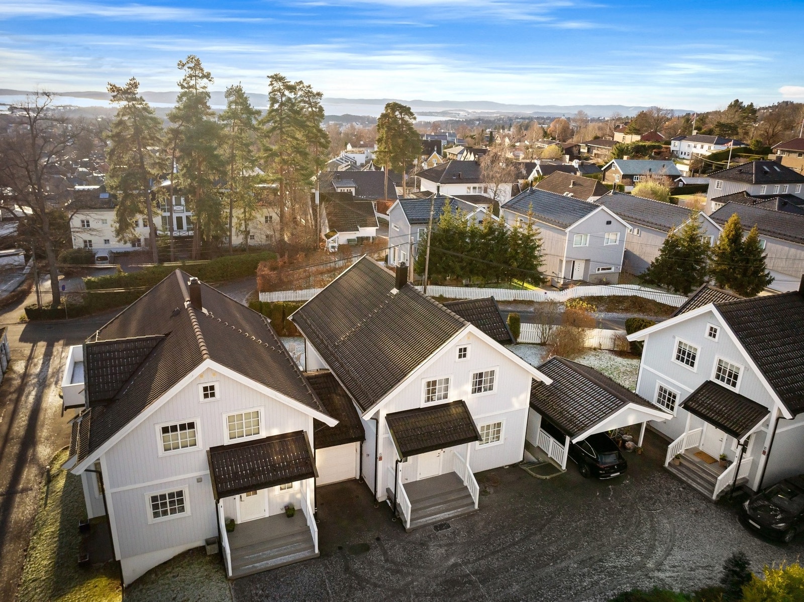 Det medfølger en garasjeplass, samt to utvendige biloppstillingsplasser. Galleribilde