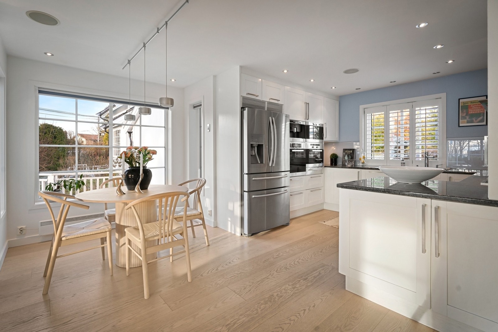 Spiseplass tilknyttet kjøkkenet. Galleribilde