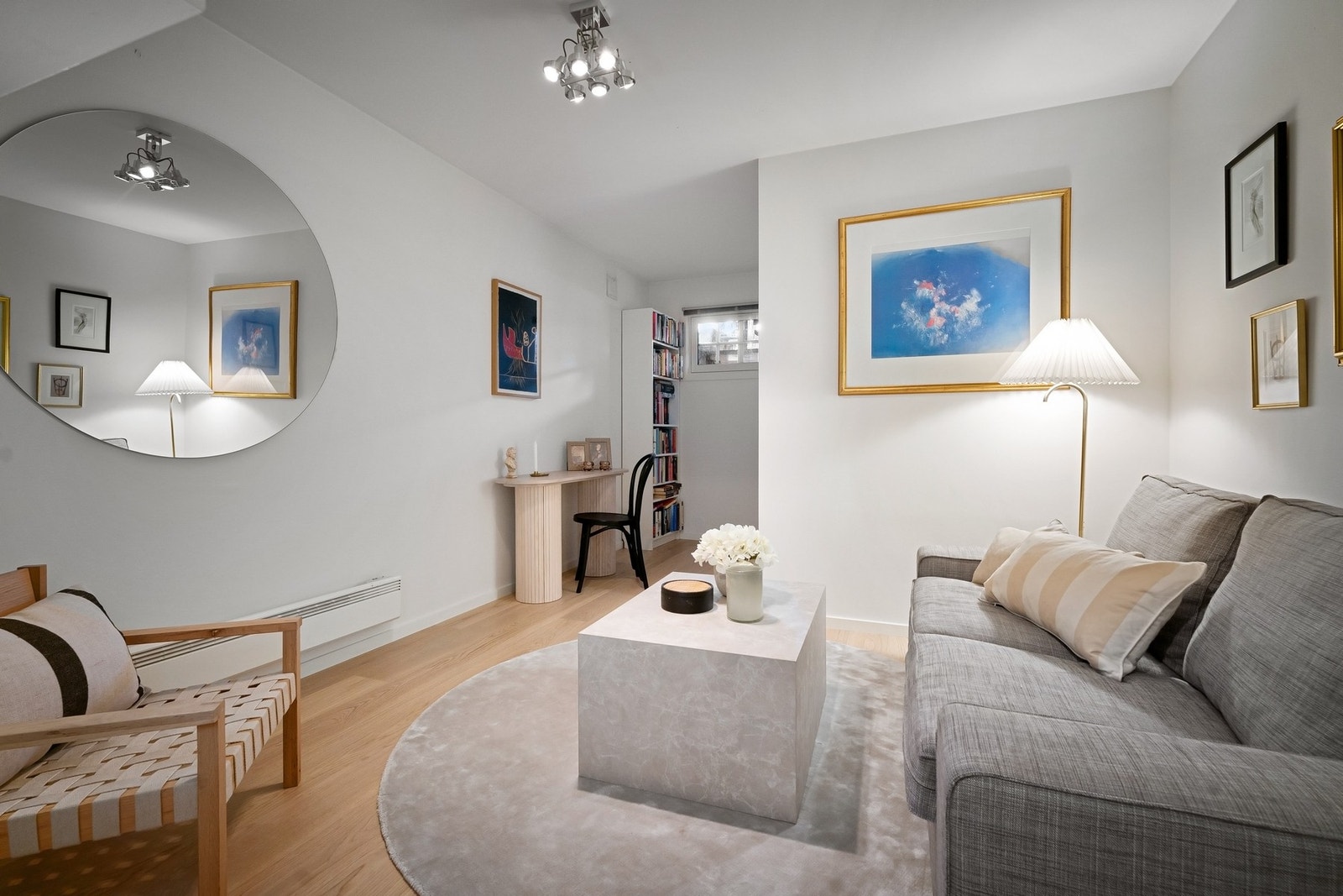 Rom i underetasjen som er innredet som stue. Det gjøres oppmerksom på at dette rommet ikke er byggemeldt for varig opphold. Galleribilde