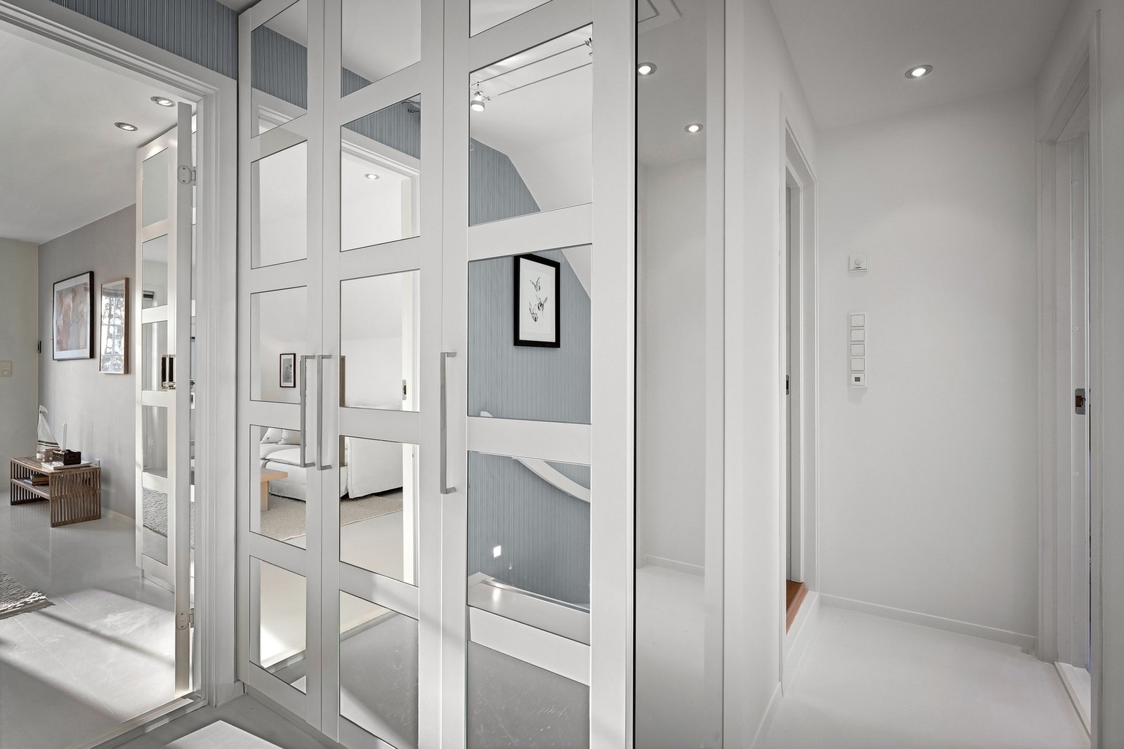 I 2.etasjen er det 3 soverom, bad og en loftstue. Galleribilde