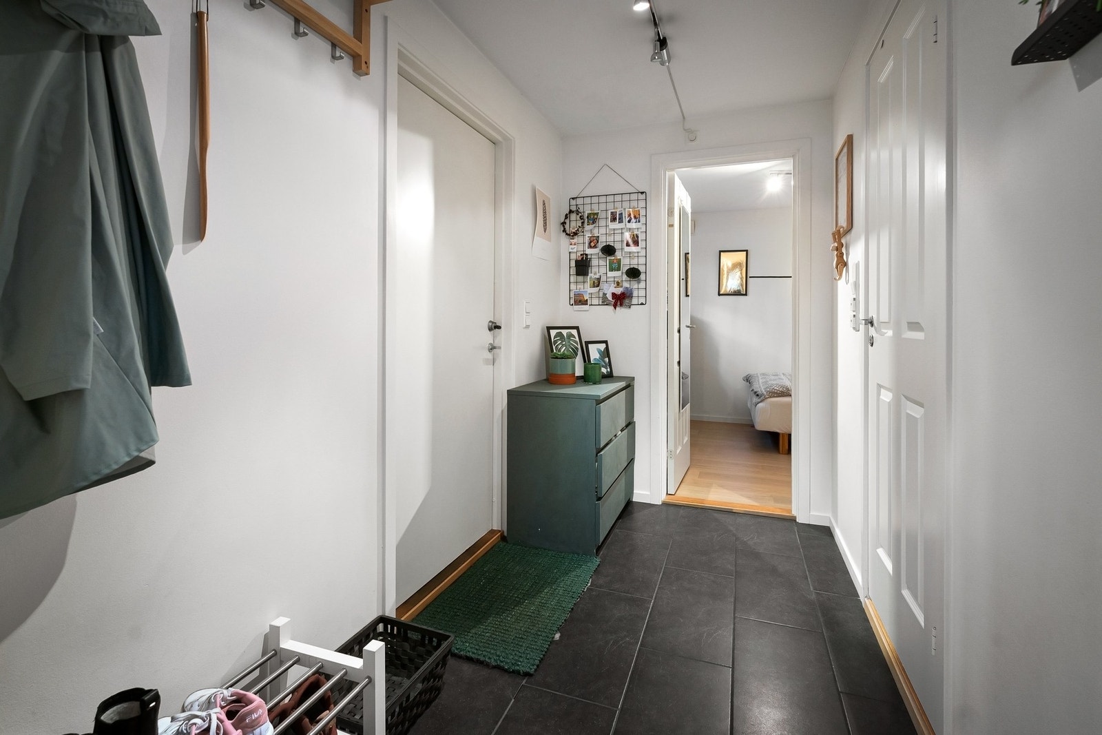 Flislagt gang med varme i gulv. Galleribilde