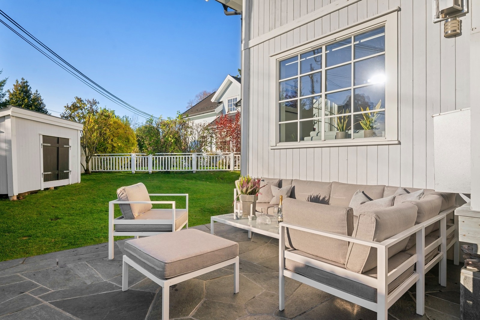 Det er flere naturlige møbleringssoner ute. Galleribilde