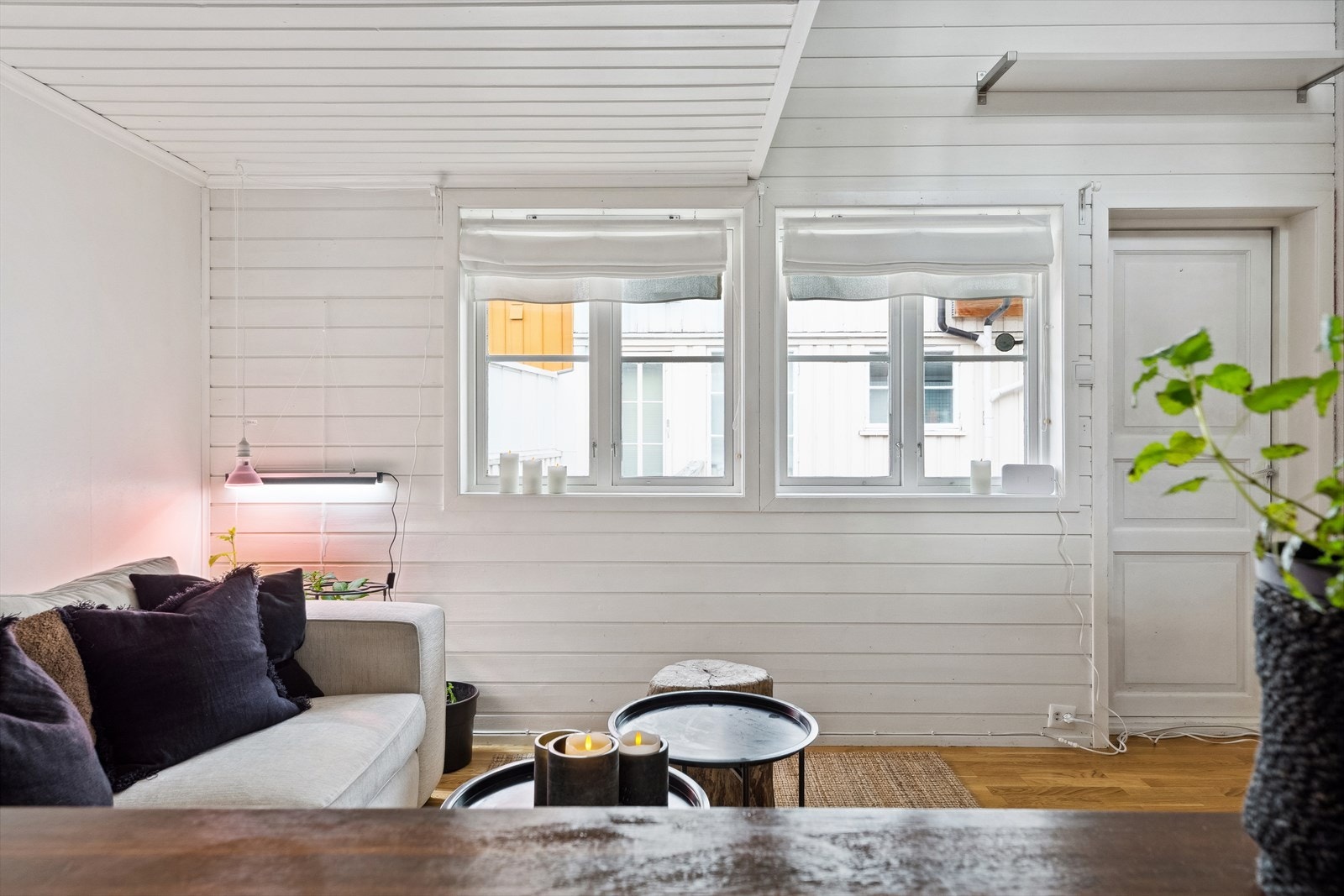 Vinduene vender ut mot en rolig bakgård. Galleribilde