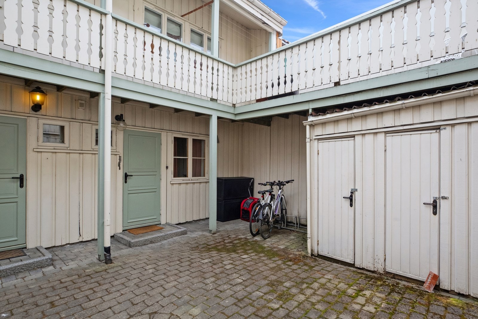 Her får du privat adkomst med egen inngang i skjermet bakgård. Galleribilde