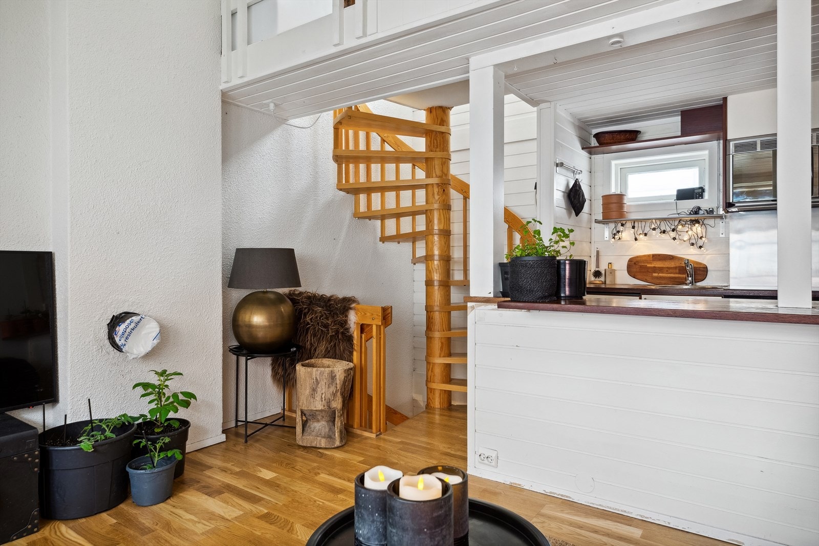 Herlig løsning over 3 plan med definerte soner og pene materialvalg. Galleribilde