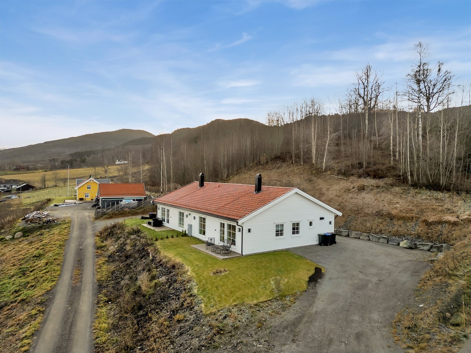 Boligen ligger landlig og tilbaketrukket i Steindalen i et rolig og solrikt område. Galleribilde