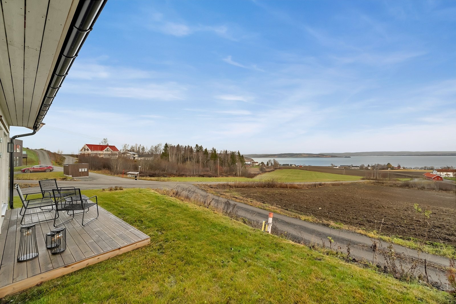 På tomten er det gode solforhold og fantastisk utsikt mot Mjøsa og omkringliggende landskap. Galleribilde