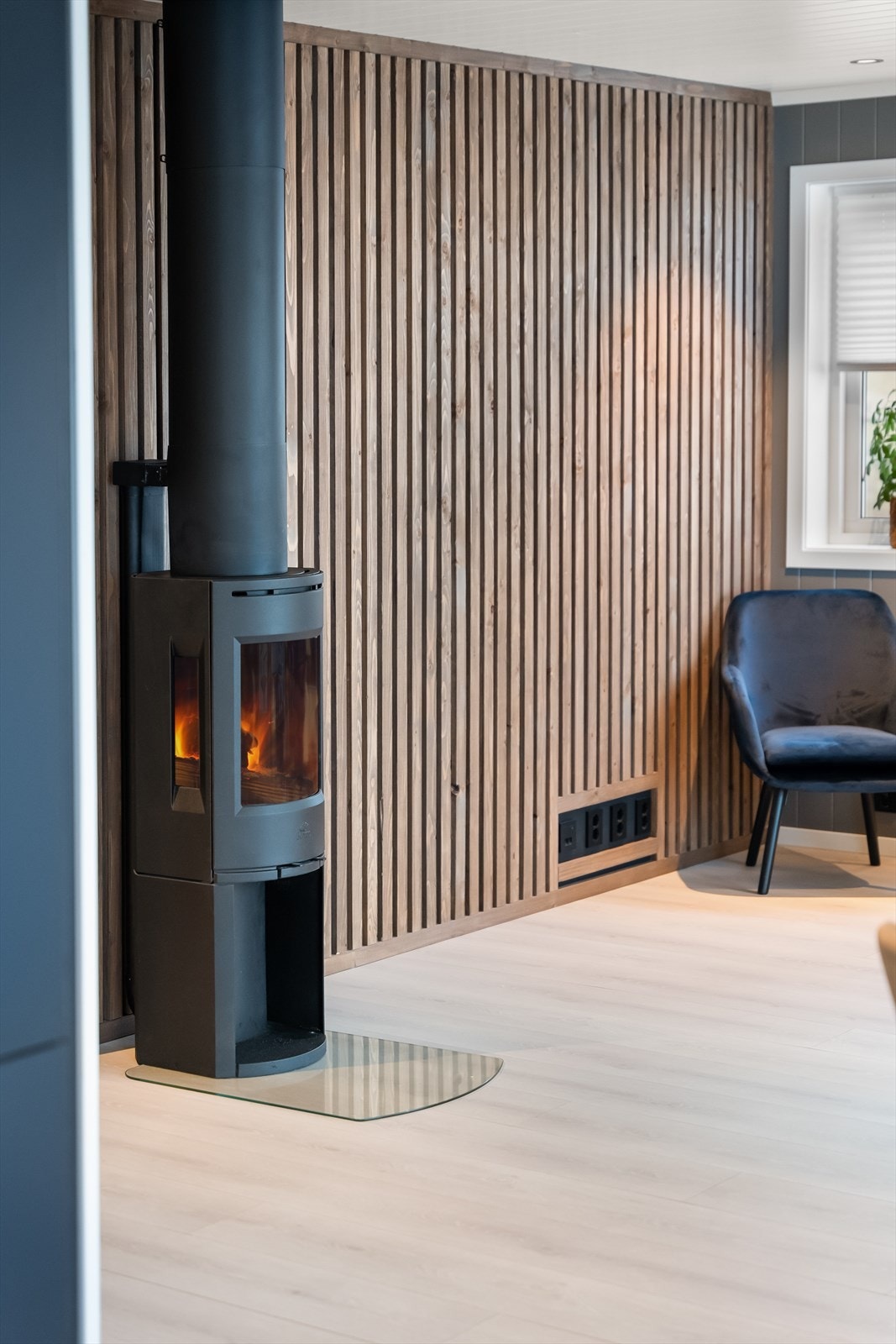 Boligen har peisovn, gulvvarme og balansert ventilasjon med varmegjenvinning som sikrer godt inneklima. Galleribilde