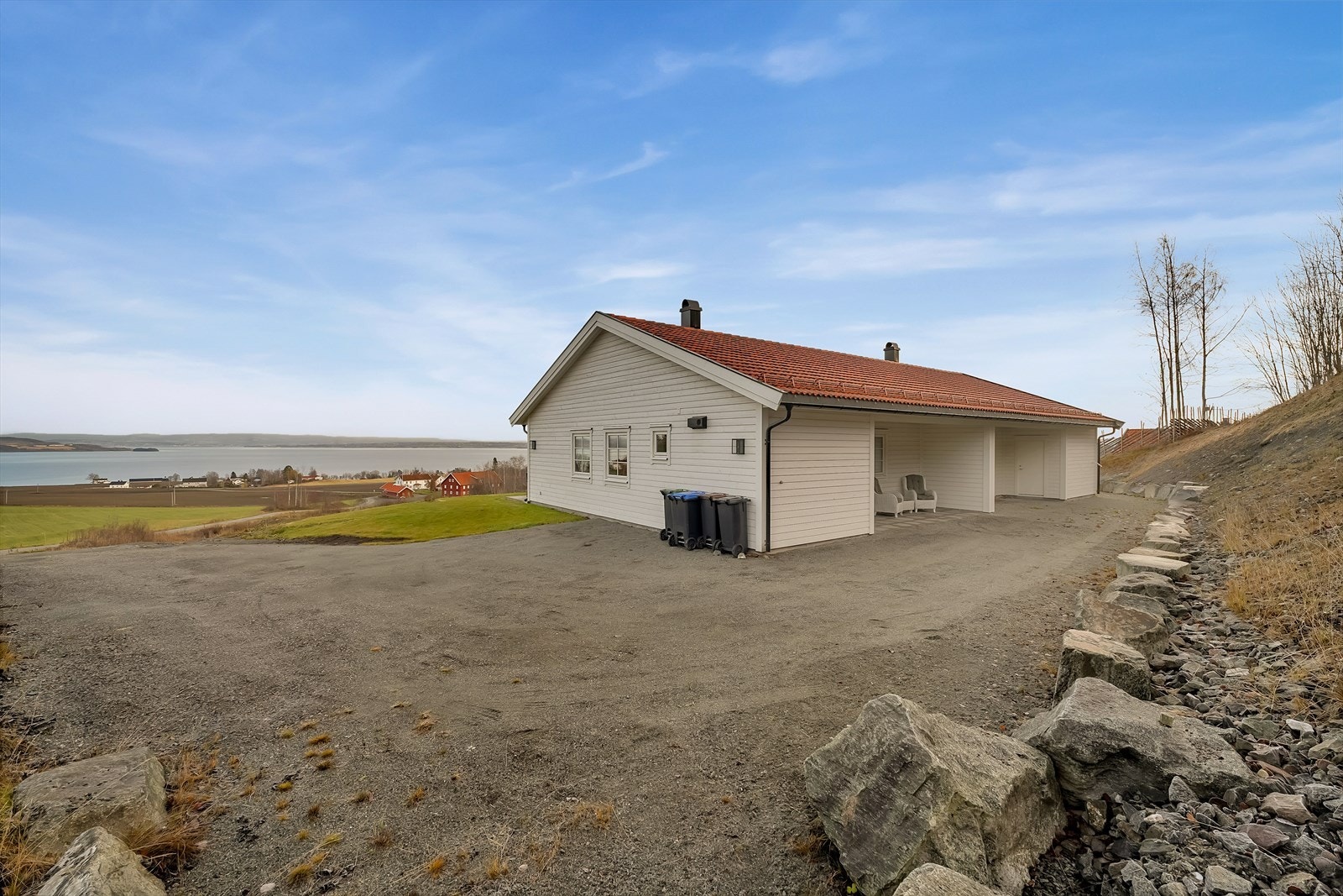 God plass til biloppstilling og eventuelt carport / garasje på tomten. Galleribilde