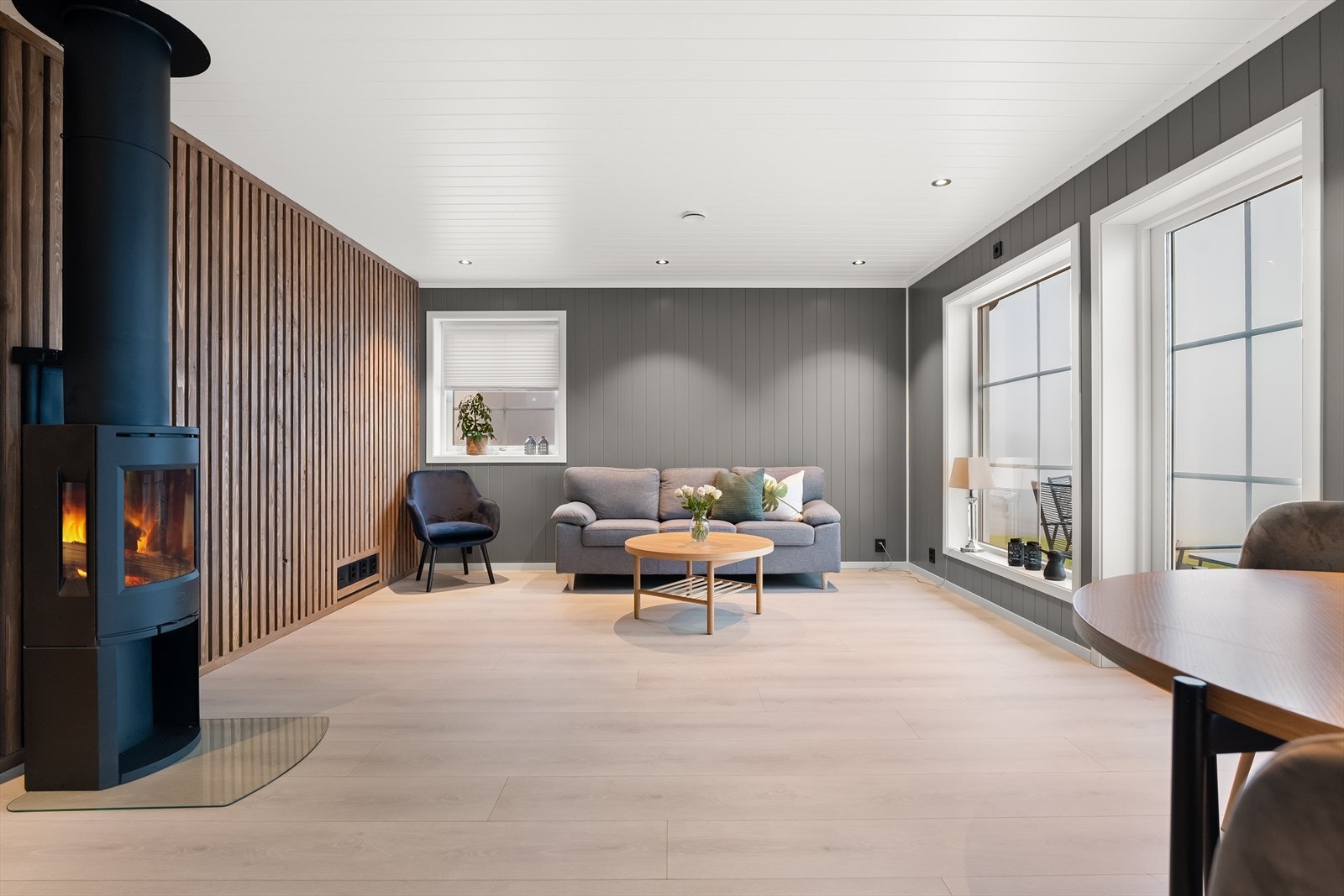 Det ønskes velkommen til en nyere tomannsbolig med moderne farge- og materialvalg og god standard. Galleribilde