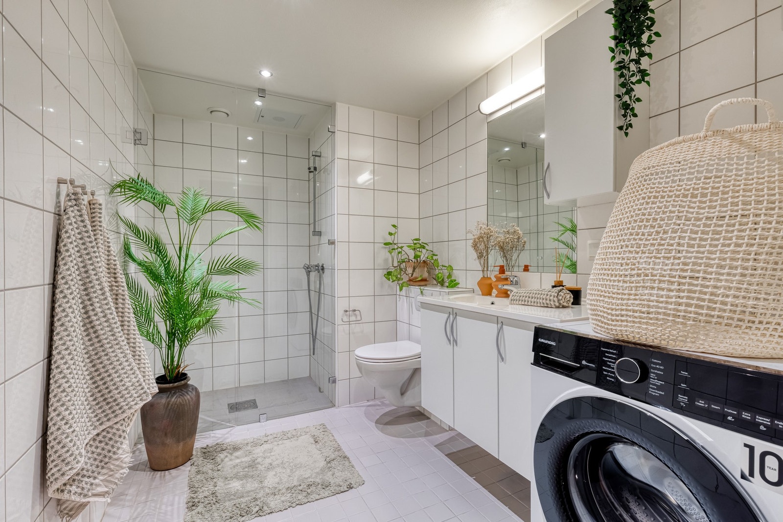 Boligens baderom er lyst og flislagt med varme i gulv samt downlights i himling. Galleribilde