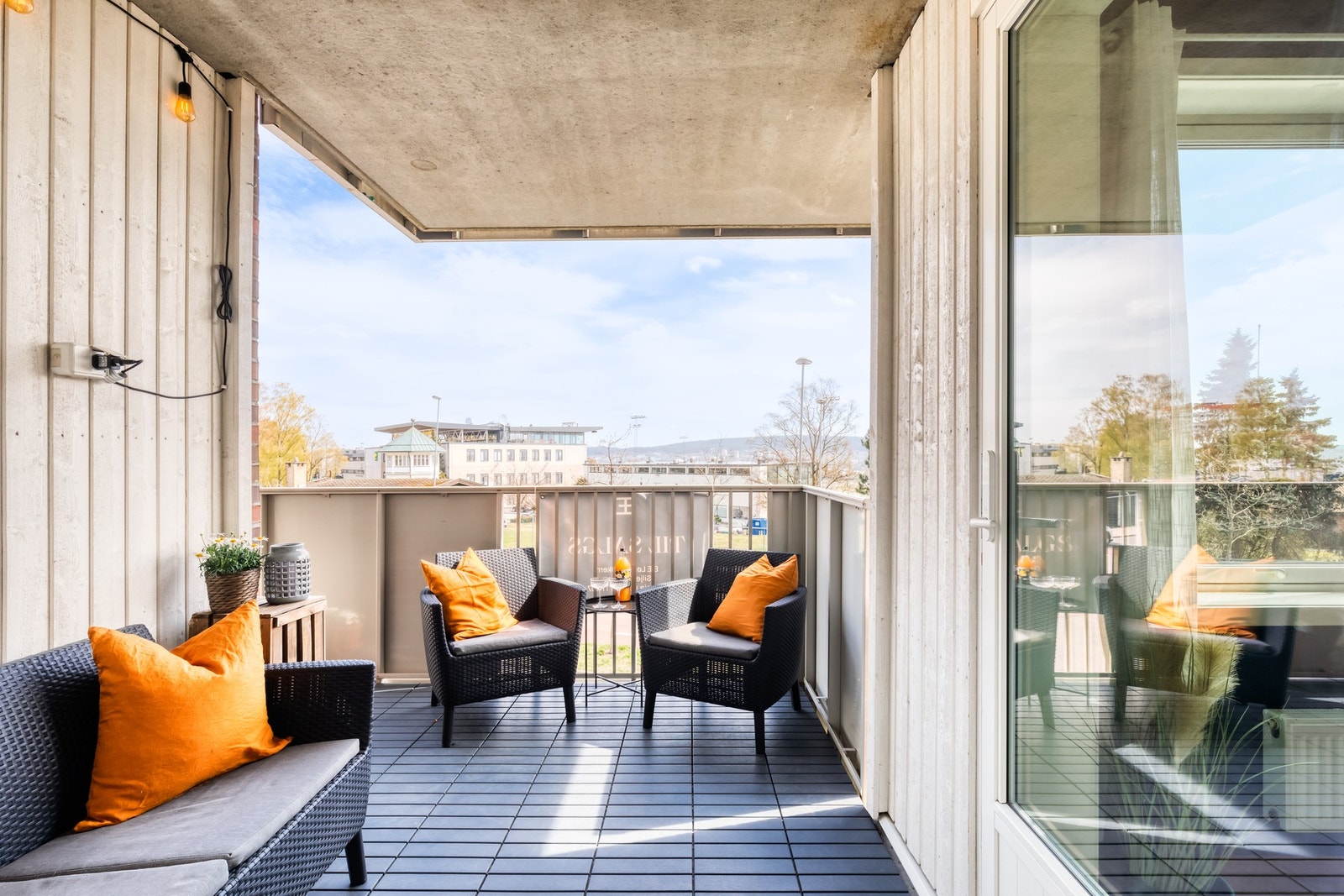Uteplassen har fin plass til balkongmøblement, beplantning og grill (sameiet tillater elektrisk og gass). Galleribilde