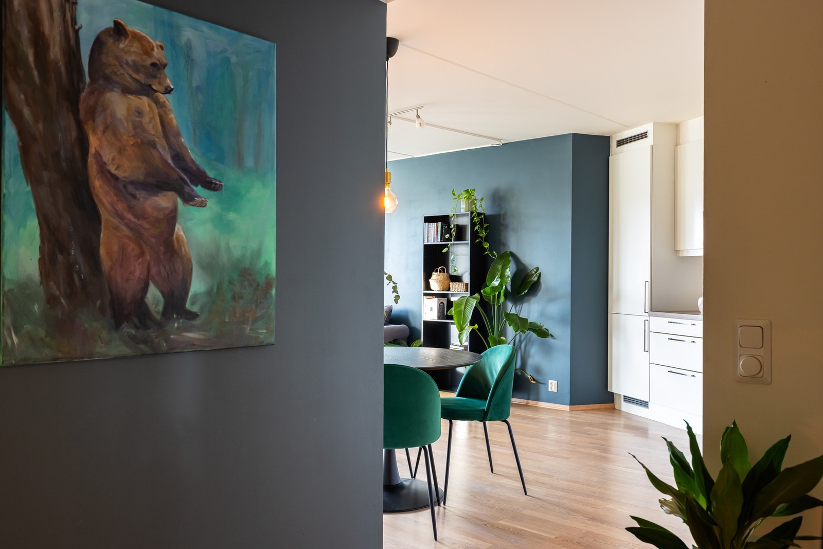 Boligen har malte overflater og parkett på gulv. Galleribilde