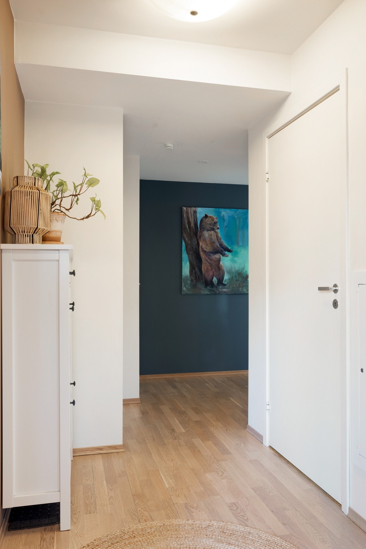 Boligen har heisadkomst til etasjeplan og en pen entré som gir et godt førsteinntrykk av leiligheten. Galleribilde