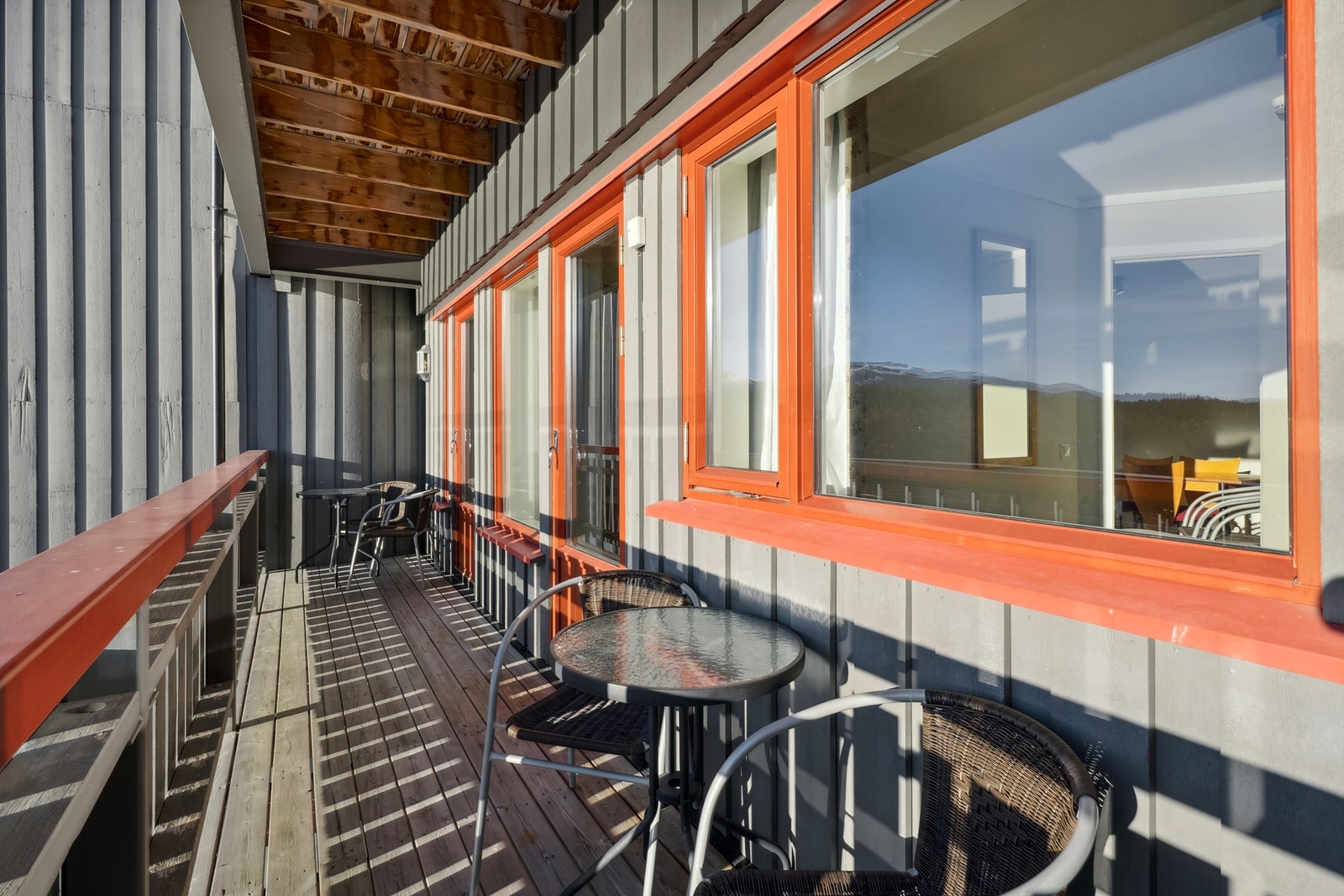 Solrik veranda som går langs begge rommene. Galleribilde