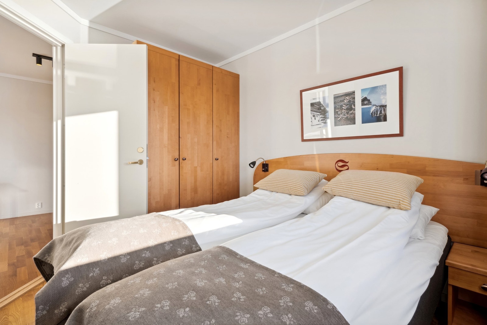 Soverommet har frittstående garderobeskap i samme stil som sengegavl og nattbord. Galleribilde