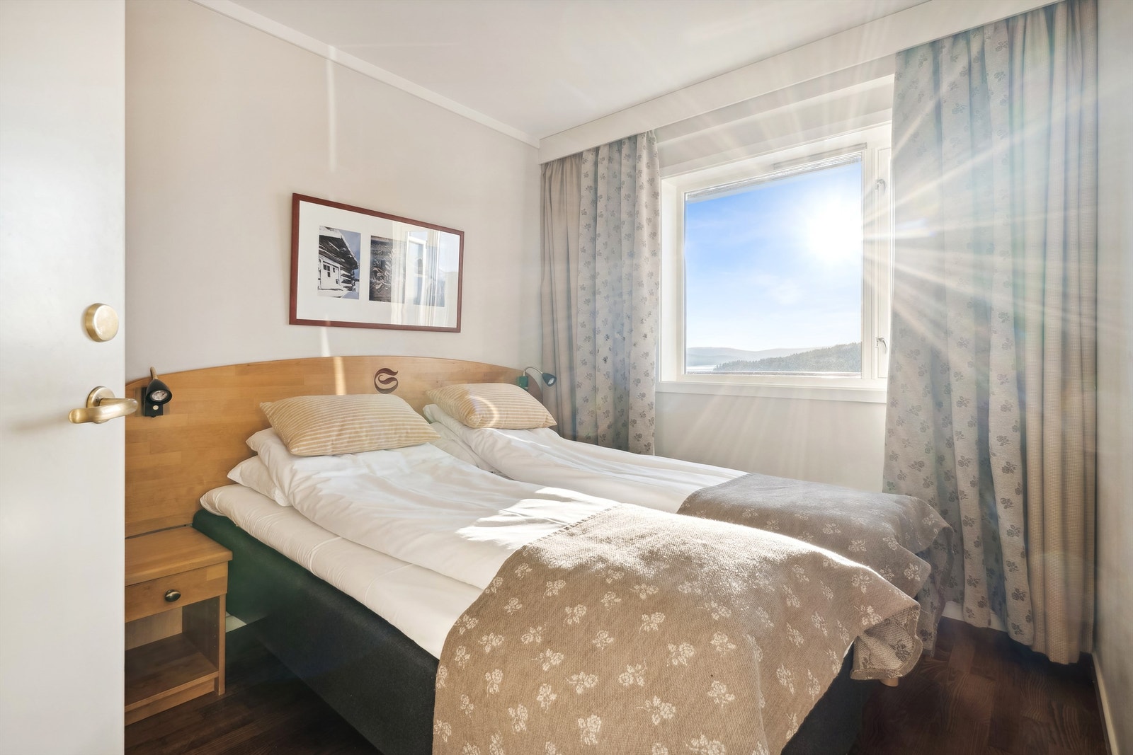 Soverommet har god plass til dobbeltseng og nydelig utsikt! Galleribilde