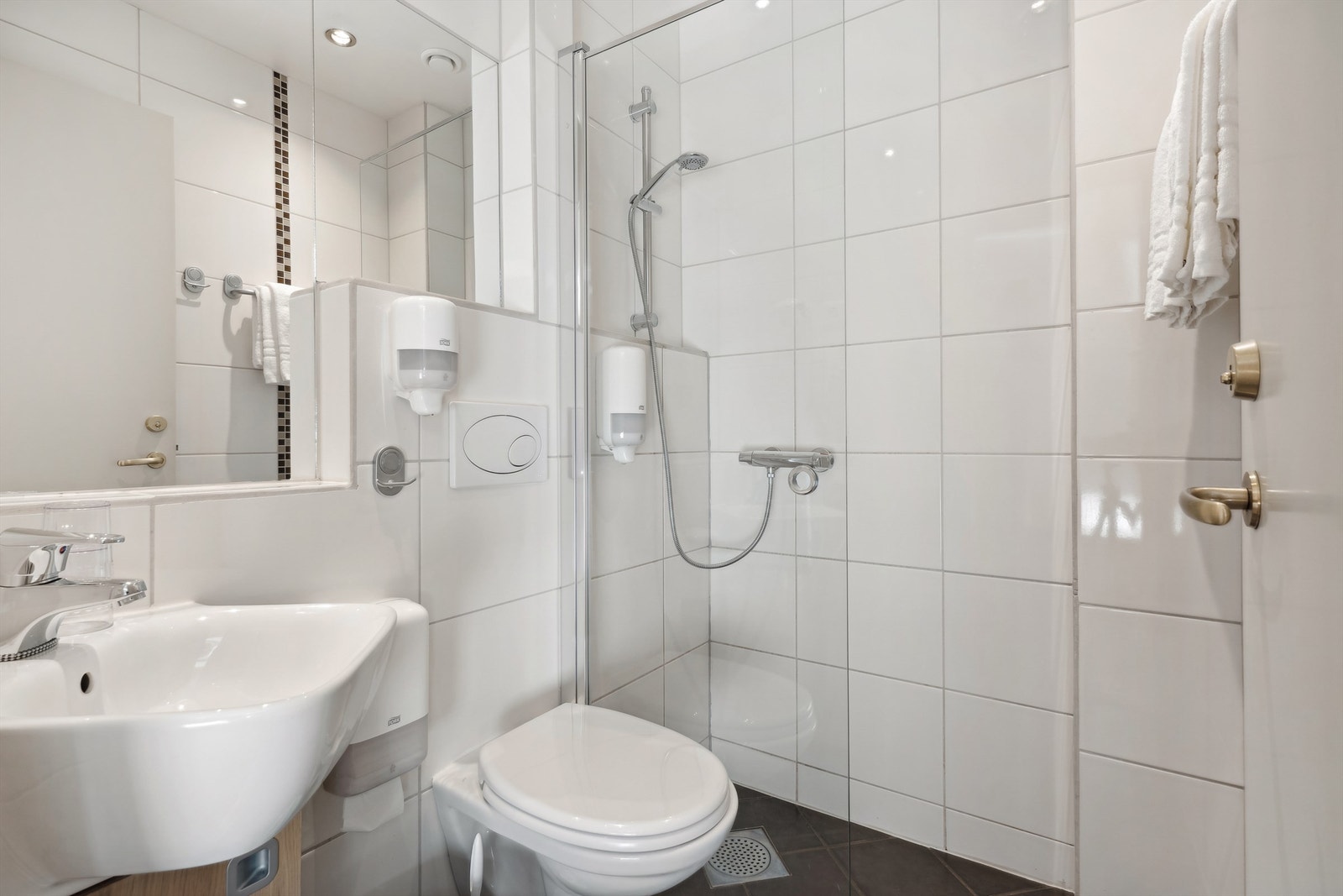 Badet i rom 409 er helt likt som i nr 410; flislagt og utstyrt med vegghengt toalett, servant med underskap og dusj med glassvegg. Oppvarming med gulvvarme. Galleribilde