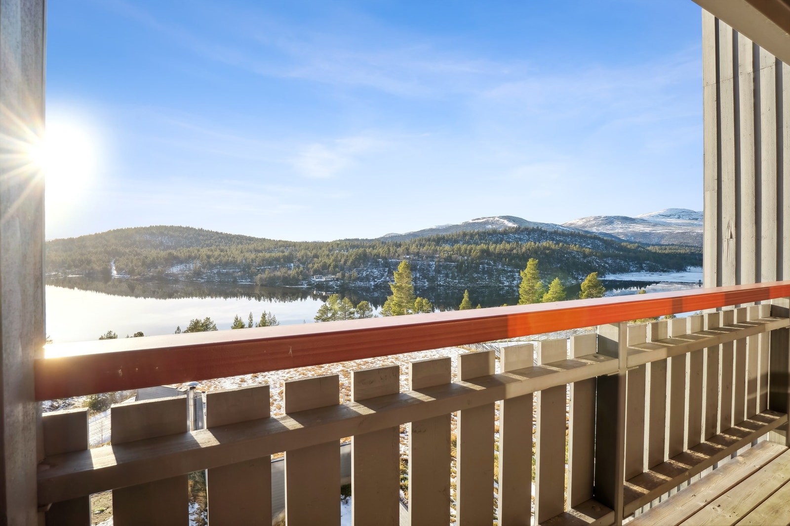 Her kan man nyte utsikten over fjellheimen og sjøen. Galleribilde