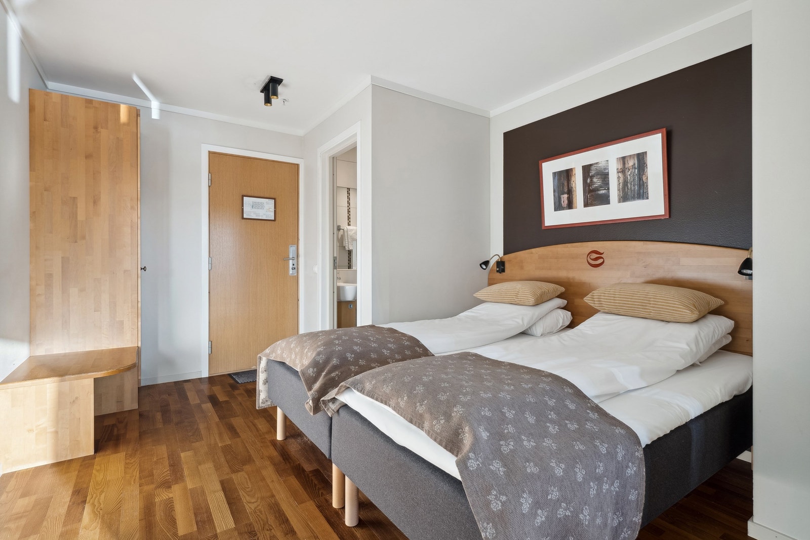 Dobbeltseng og garderobeskap. Galleribilde