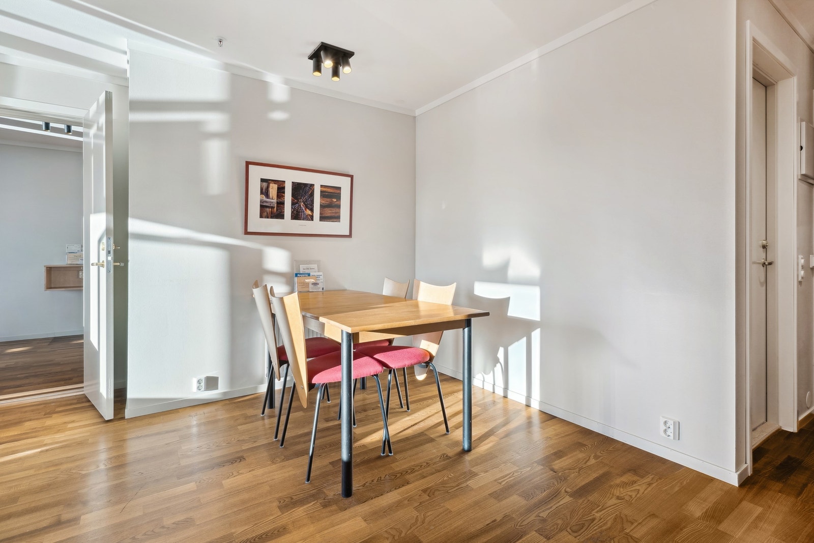 Det er dør mellom rommene så leiligheten kan enten brukes som én stor leilighet eller to mindre. Galleribilde