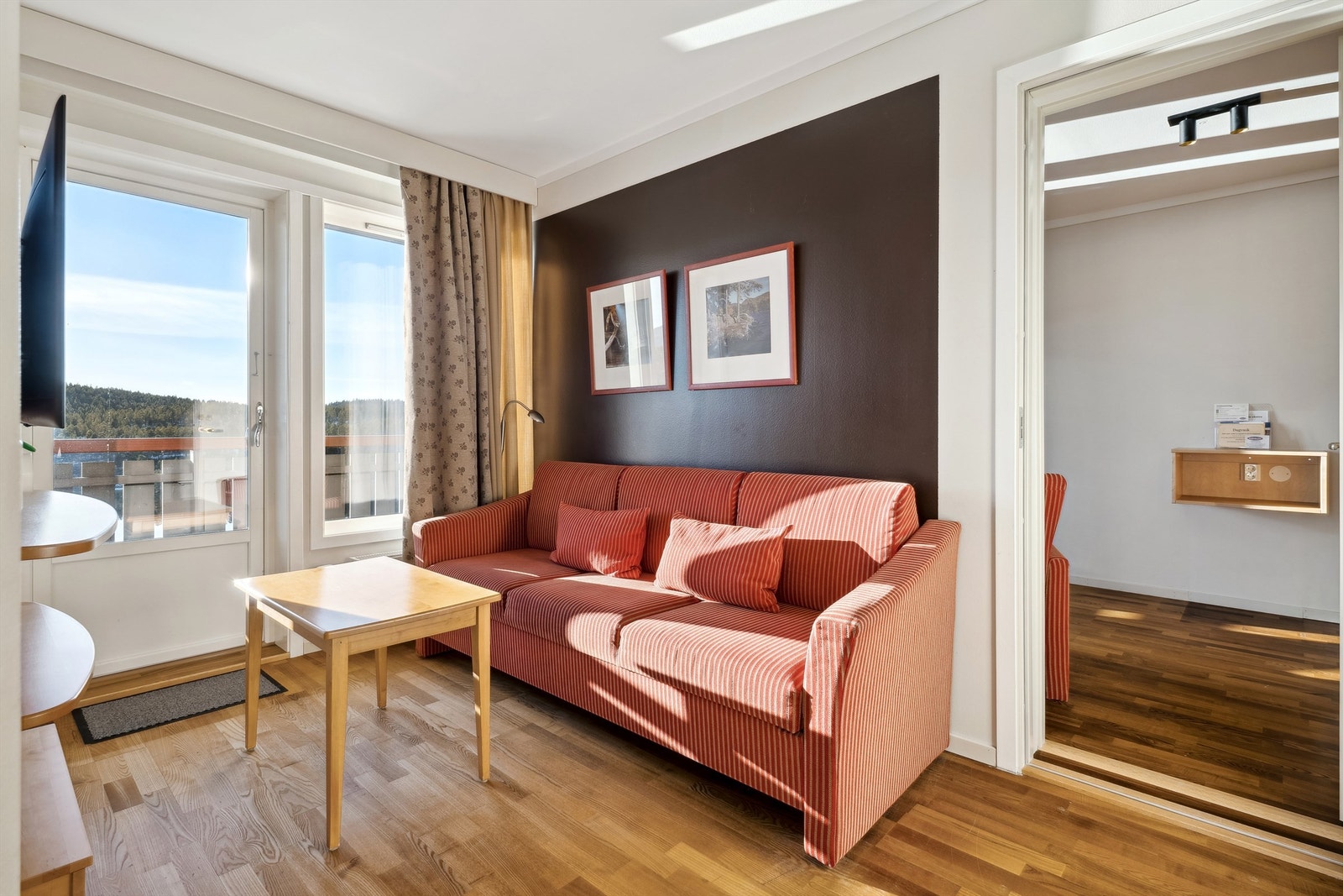 Koselig sofakrok ved de store vinduene. Utgang til en solrik veranda med flott utsikt. Galleribilde