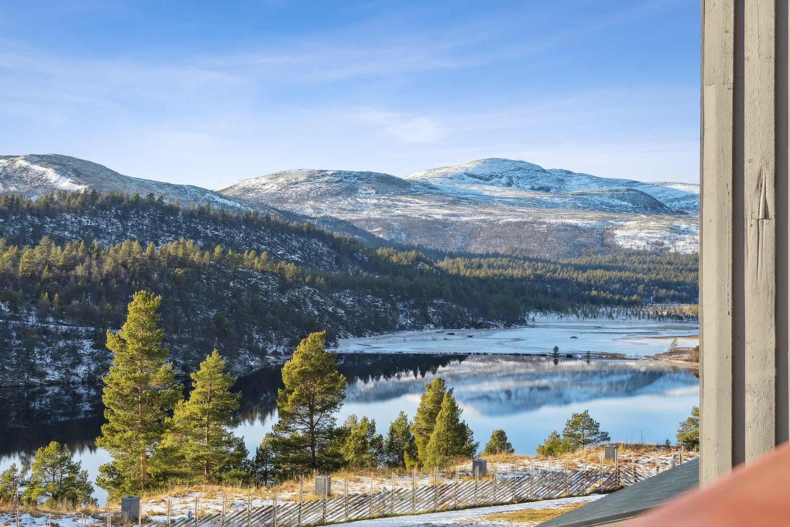 Om vinteren byr området på flotte, oppkjørte skiløyper, mens sommeren tilbyr merkede stier som leder til de omkringliggende fjellene. Galleribilde