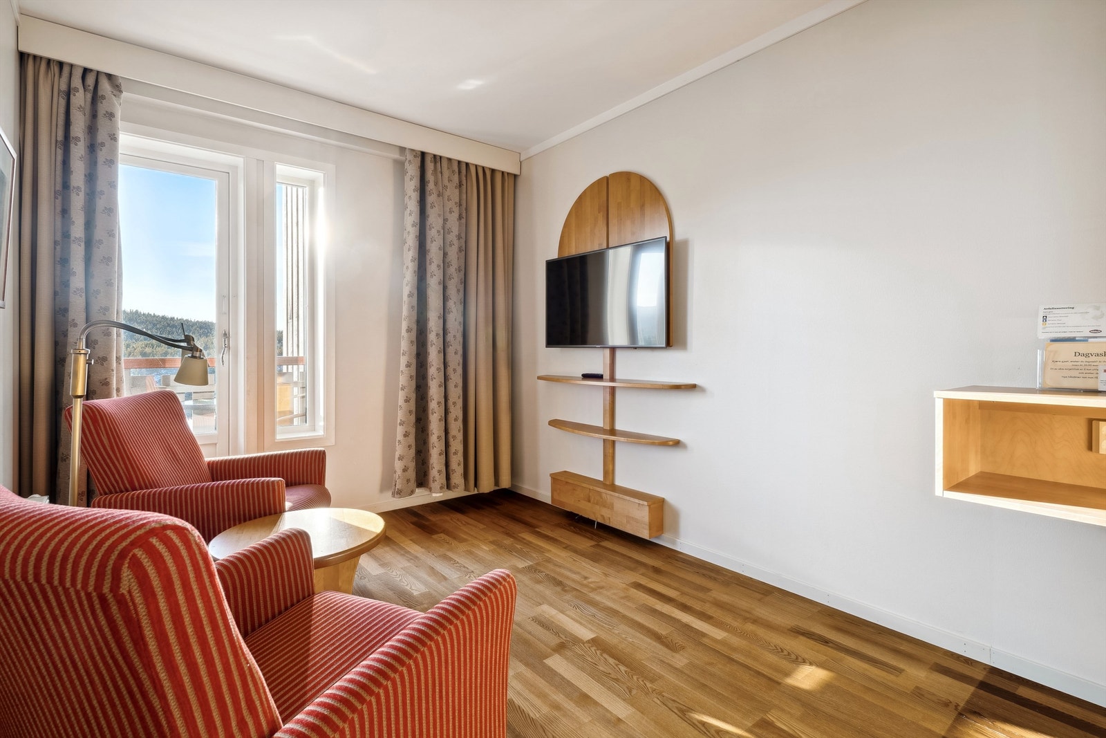 Rom 409 med en koselig tv-krok og utgang til verandaen som deles med rom 410. Galleribilde