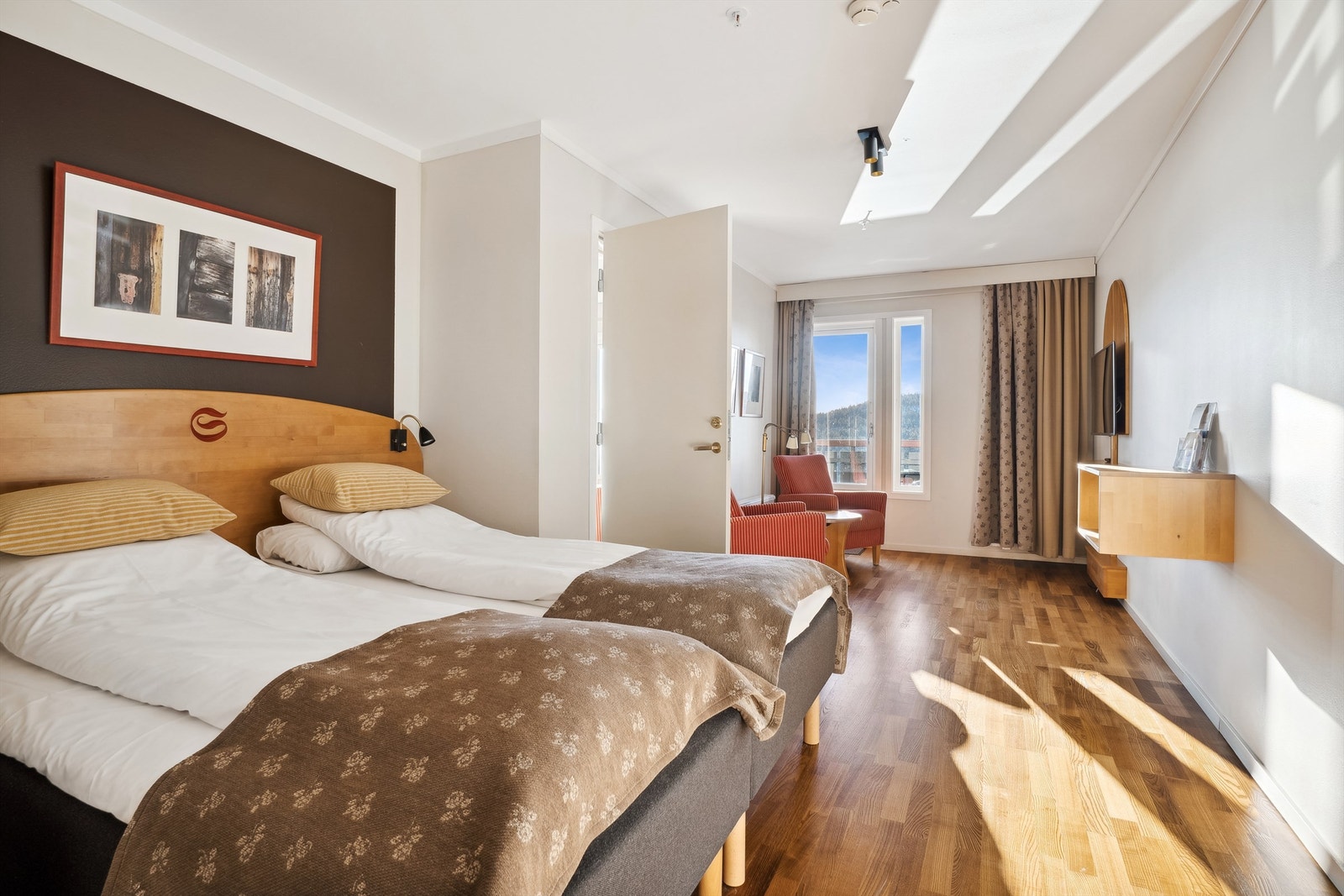 Praktisk løsning med dør i mellom rommene så leiligheten kan enten brukes som én stor leilighet eller to mindre. Galleribilde