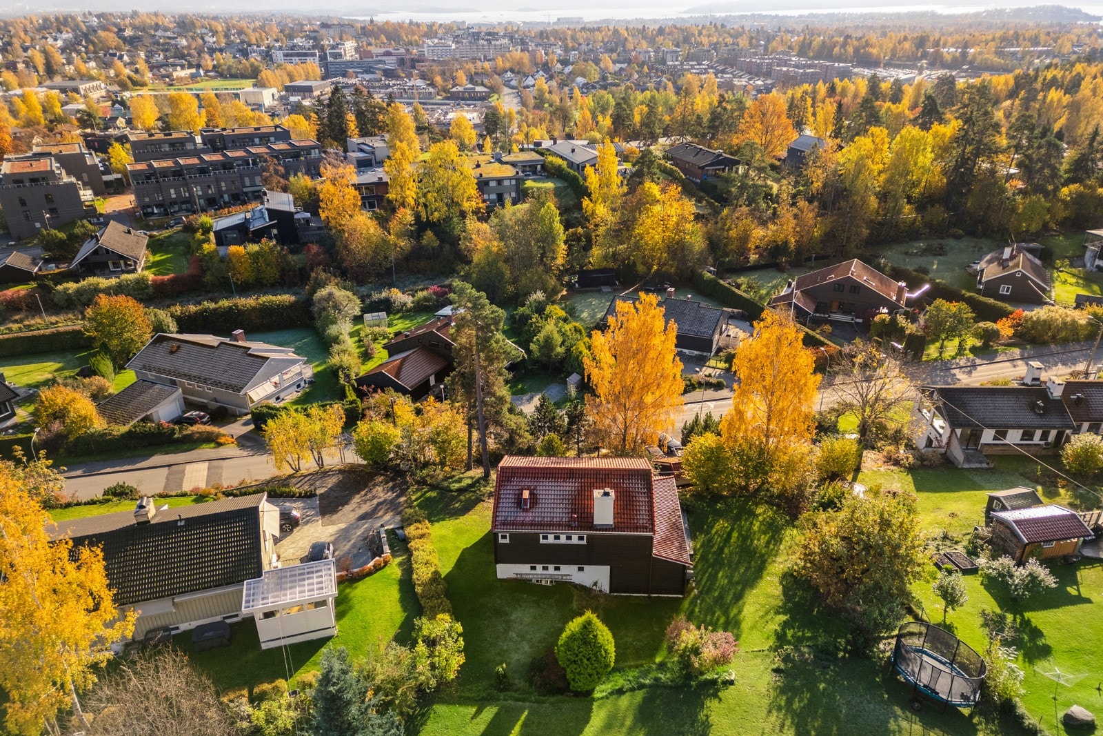 Tveterveien er en rolig villavei med kort og trygg gangavstand til skoler Galleribilde